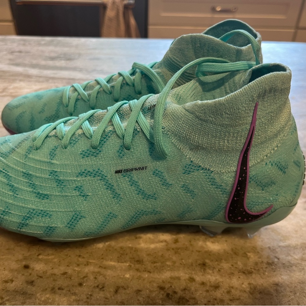 Size 8 women’s Nike Luna cleats. Worn twice.